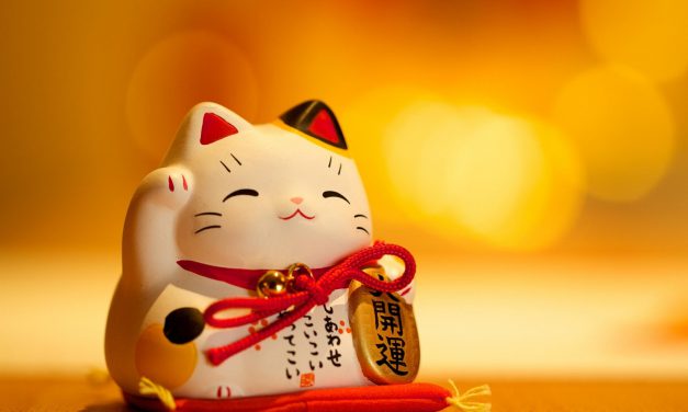 Ini Sejarah Asli dari Maneki Neko, Figur Kucing yang Menggemaskan