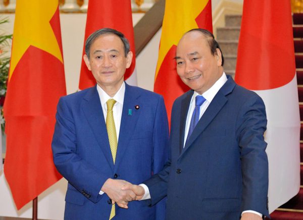 Perdana Menteri Jepang dan Yoshihide Suga Perdana Menteri Vietnam Nguyen Xuan Phuc